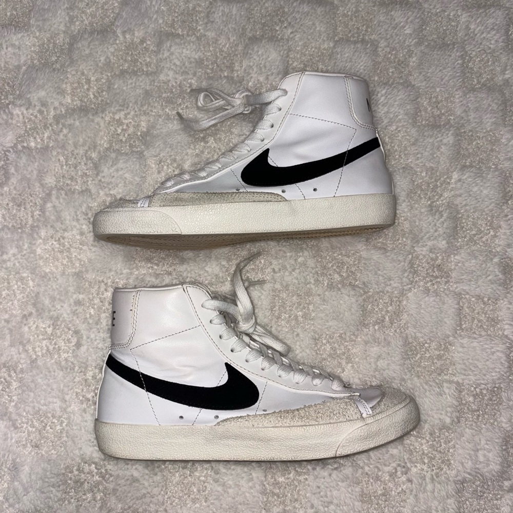 Women’s Nike Blazer Mid '77 Vintage Sneaker in White / Black • Size 8